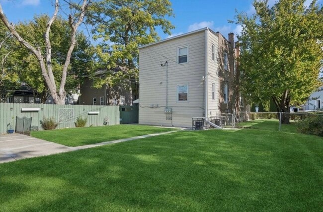 Building Photo - Singleton Multifamily Building