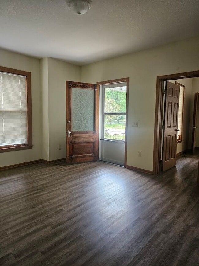 Building Photo - 129 E Reed Ave