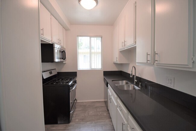 Building Photo - 4565 Hazeltine Ave