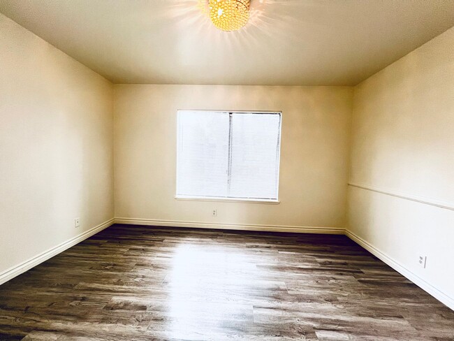 Building Photo - Spacious 3 bedroom 2 bath with attached ga...