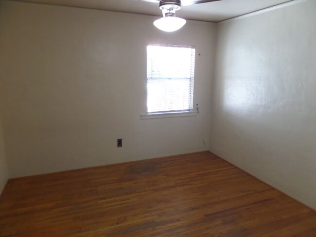 Building Photo - 2 Bedroom-1 Bathroom Single Story Home in ...