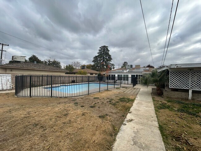 Building Photo - 617 N Stine Rd