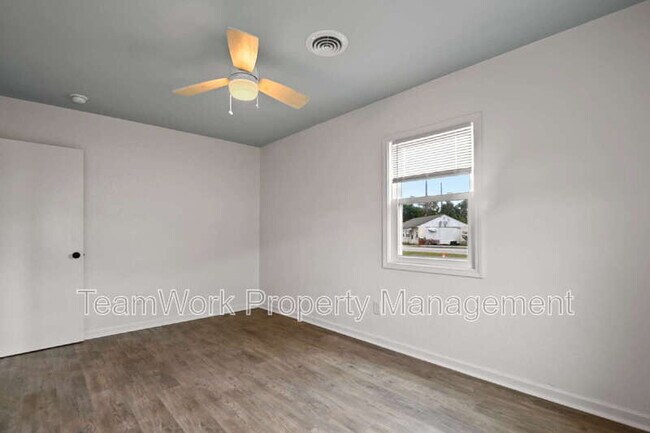 Building Photo - 3033 Azalea Dr