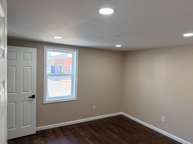 Building Photo - 817 S Fulton St
