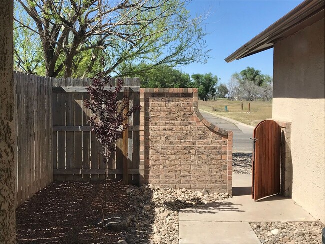 Building Photo - Beautiful remodeled duplex with granite co...