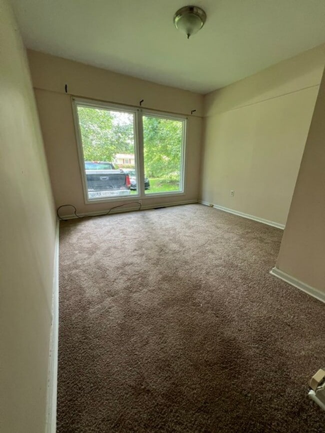 Building Photo - 3 Bedroom, 2 Bath House