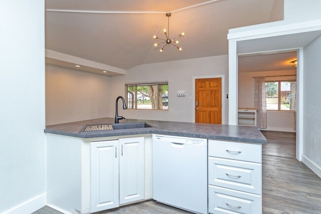 Building Photo - Beautiful 2-Bedroom, 2-Bath Home in Desirable Southwest Colorado Springs!