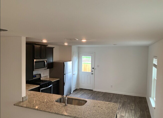 Building Photo - "Charming 3-Bed Oasis with Granite Touches...