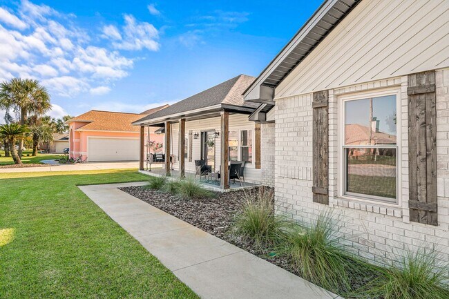 Building Photo - Stunning 4 bedroom with two bonus spaces, ...