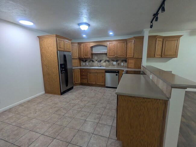Building Photo - 564 S Goosenest Dr