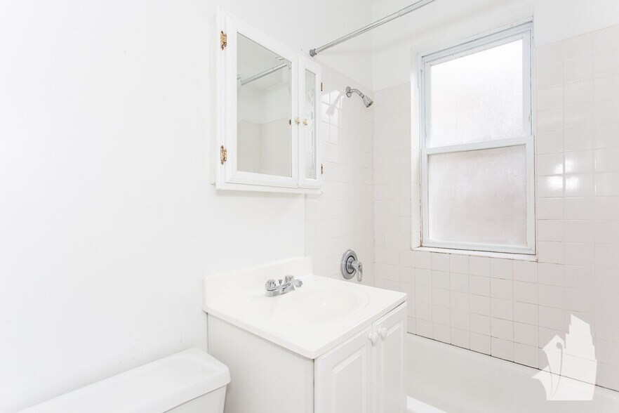 Building Photo - 1941 W Winnemac Ave