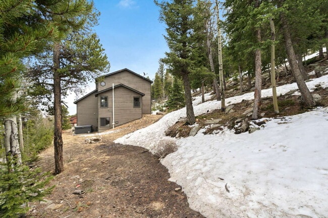 Building Photo - "Charming 3-Bed, 2-Bath Retreat Evergreen'...