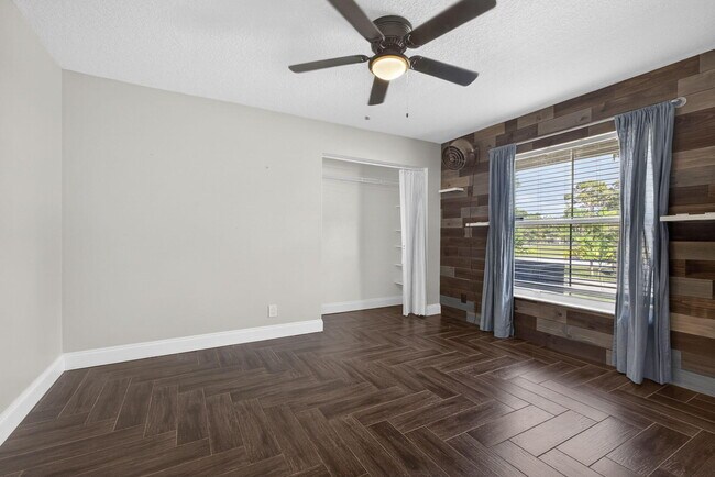 Building Photo - 11646 63rd Ln N