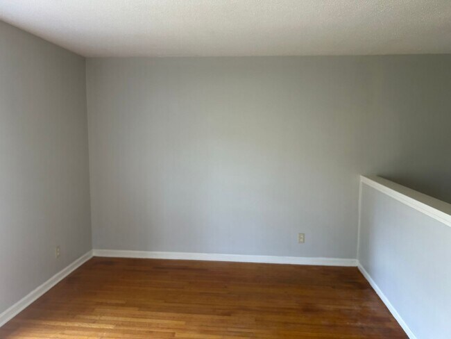 Building Photo - Updated 3BR 1.5 bat