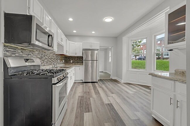 Primary Photo - Freshly Renovated 4-Bedroom Home with Cent...