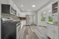 Building Photo - Freshly Renovated 4-Bedroom Home with Cent...
