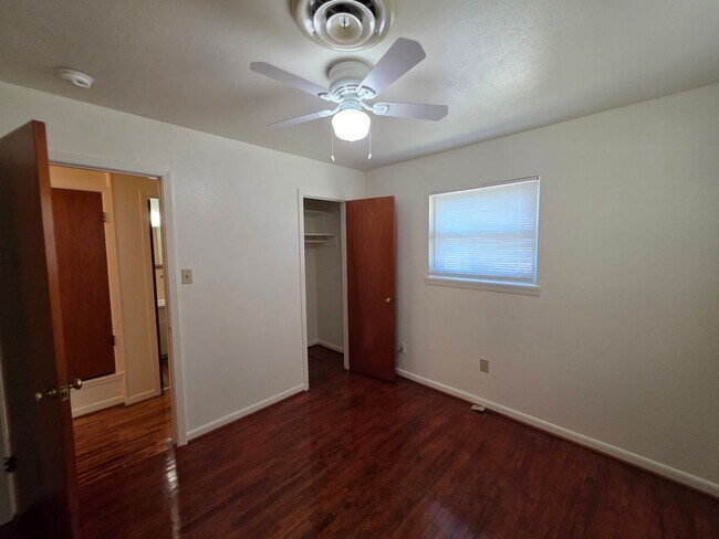 Building Photo - Charming 3/2 in Copperas Cove