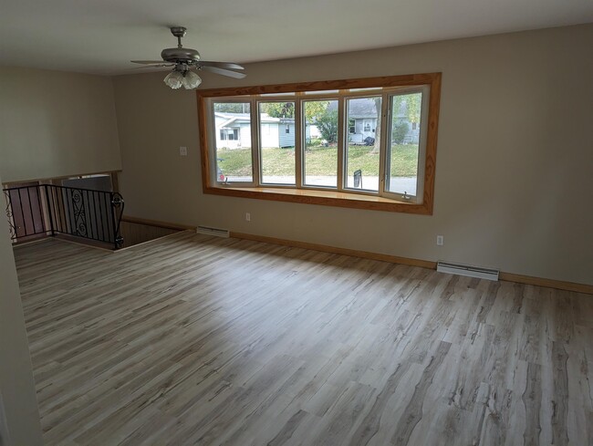 Building Photo - 2283 Grandview Dr