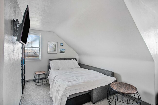 Building Photo - Fully Furnished 2 Bedroom Townhome in Central Lawrenceville