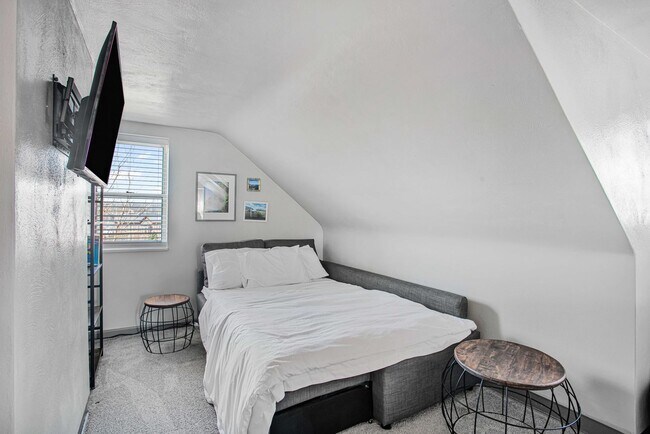 Building Photo - Fully Furnished 3 Bedroom Townhome in Central Lawrenceville