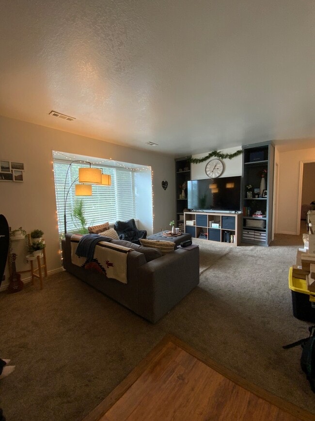 Building Photo - 761 E 820 N