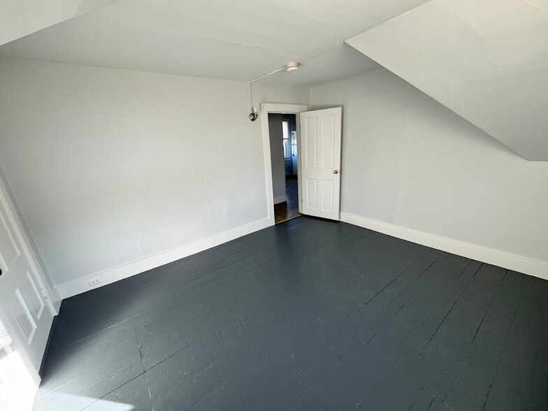 Building Photo - 96 Frost St