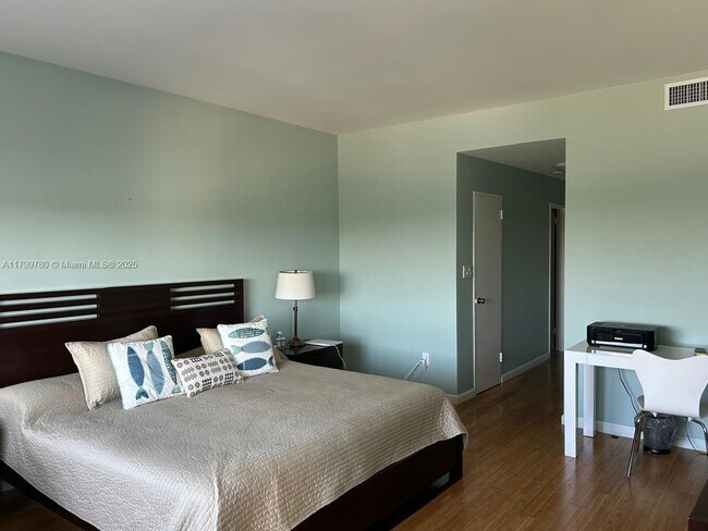 Building Photo - 4925 Collins Ave