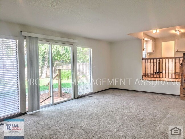 Building Photo - Charming 3 Bedroom Home With A 2 Car Garage!!