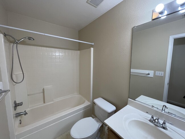 Building Photo - 2123 Mansfield Ct