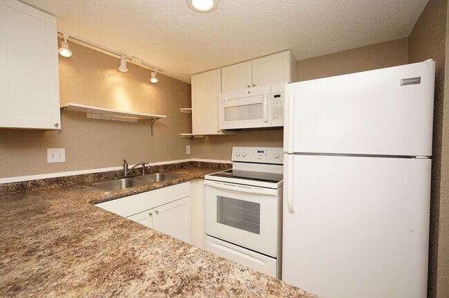 Building Photo - 308 E Miracle Strip Pkwy