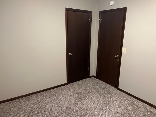 Building Photo - 3 Bedrooms! 2 Living Areas!  East side Spr...