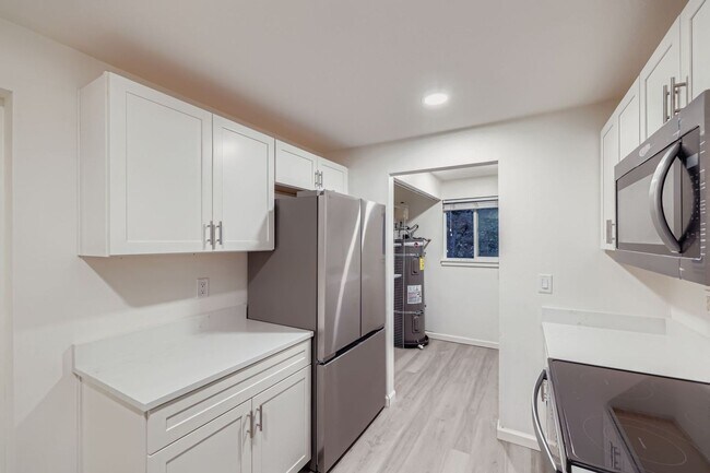 Building Photo - Beautiful 2Bed/1.75Bath in an Exclusive Community in the heart of Kirkland!