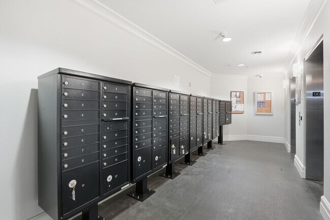 Building Photo - Beautifully upgraded 1 Bdrm, 1 Bath w/larg...