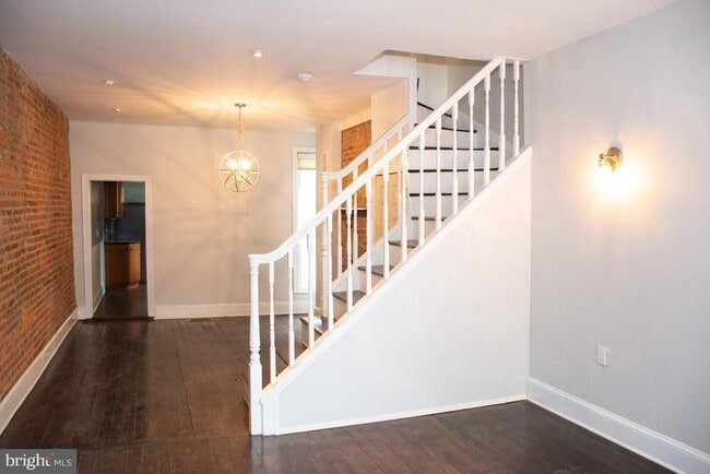 Building Photo - 8 E Henrietta St