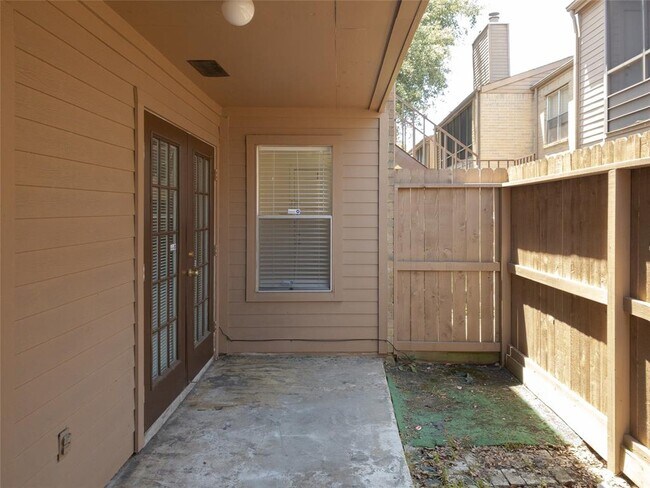 Building Photo - 10555 Turtlewood Ct