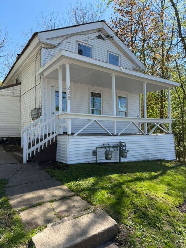 Building Photo - 208 Utica St