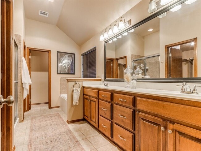 Building Photo - 16616 Hardwood Pl