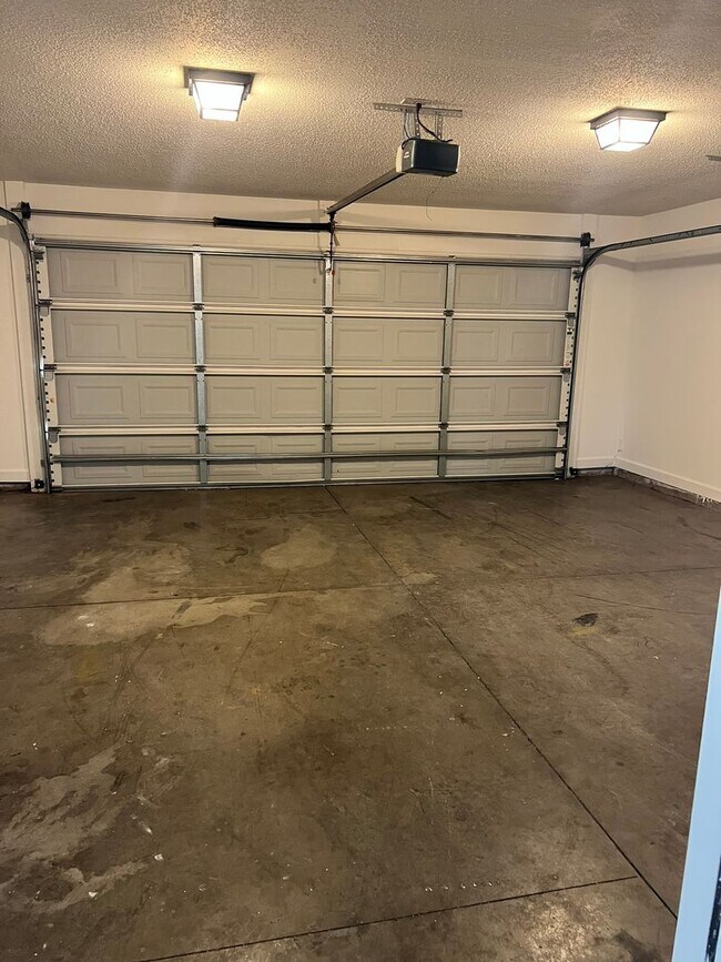 Building Photo - 203 Clusters Cir