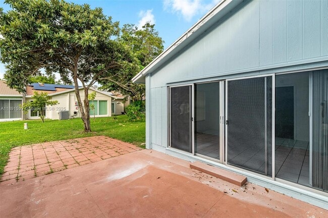 Building Photo - 5442 Lakewood Cir S