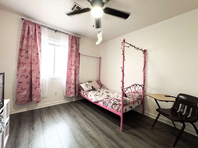 Building Photo - "Charming 3-Bedroom, 2 Bathroom Pool Home in Ocotillo!" HALF OFF FIRST MONTH'S RENT IF A LEASE IS...