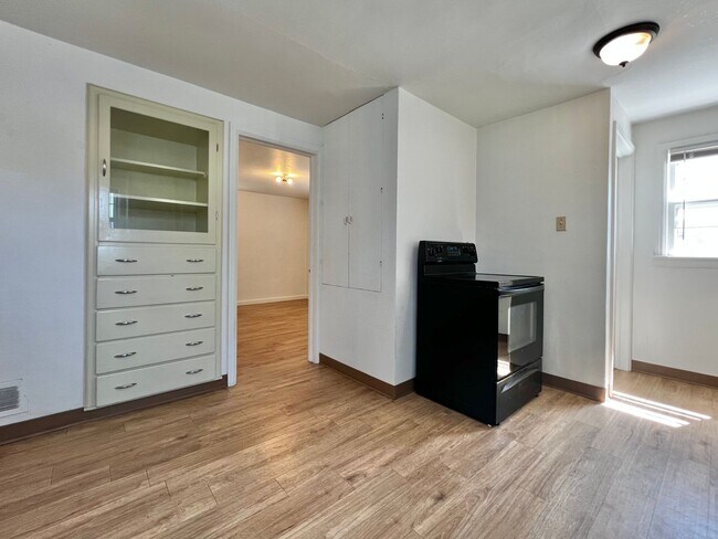 Building Photo - Close to campus, lease through June 30, 2027
