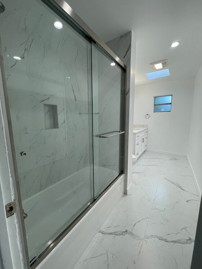 Building Photo - 10157 Swinton Ave