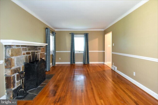 Building Photo - 6127 Brook Dr