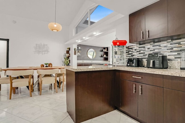 Building Photo - 20140 NE 25th Ct