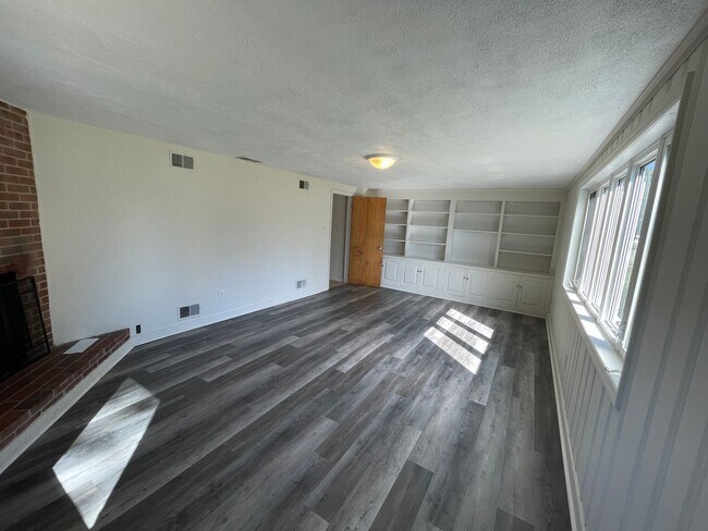 Building Photo - Split Level Home near Willow Lawn