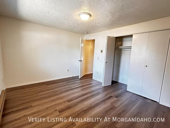 Building Photo - Conveniently located apartment with storag...