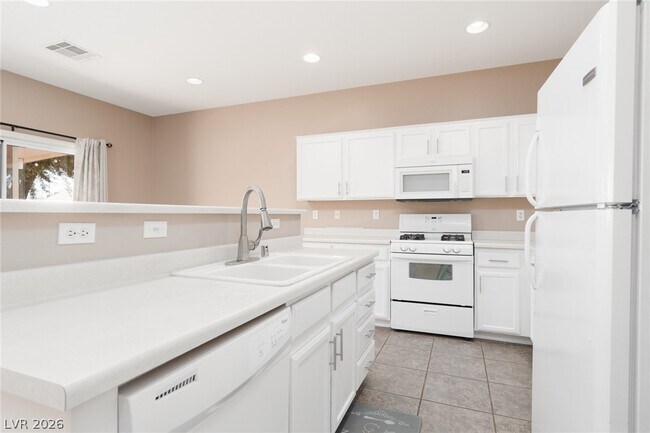 Building Photo - 5432 N Roaring Surf Dr