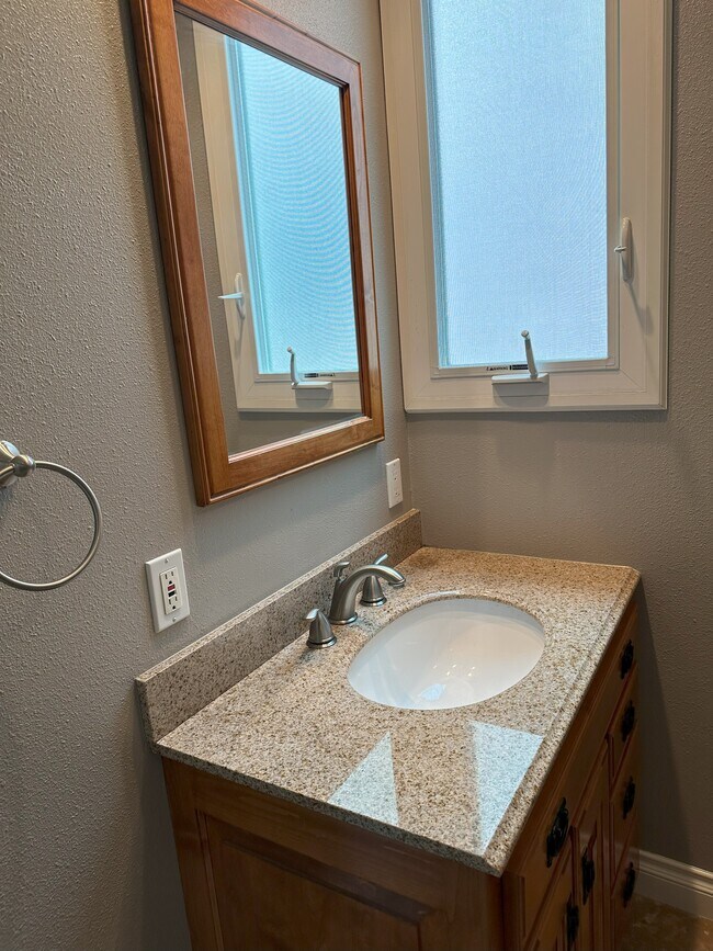 Building Photo - 4659 Park Dr