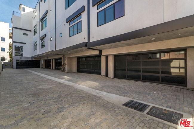 Building Photo - 1318 1/2 N Vista St