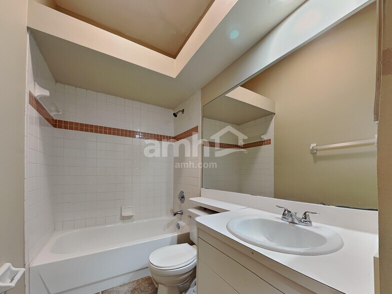 Building Photo - 2462 St Johns Ln